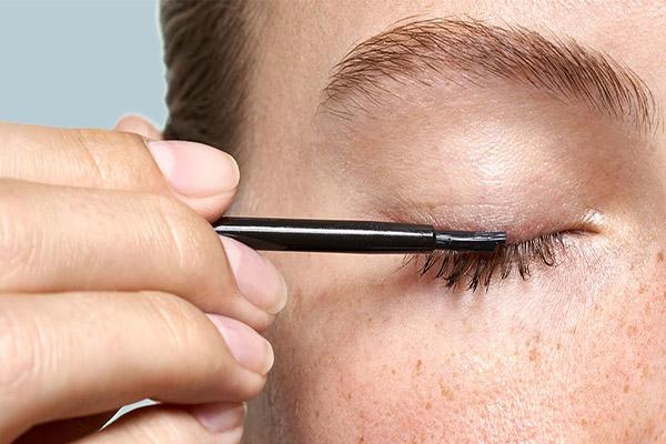 عوارض استفاده از تقویت کننده مژه چیست؟