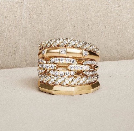 مدل انگشتر پورتوفینو: نمادی از لوکس گرایی و طراحی ایتالیایی مجموعه: طلا و جواهرات مدل انگشتر پورتوفینو: نمادی از لوکس گرایی و طراحی ایتالیایی  
نمونه هایی از شیک ترین مدل انگشترهای پورتوفینو
در این مقاله از بیتوته، با نمونه هایی از مدل انگشتر پورتوفینو آشنا می شوید. انگشتر پورتوفینو، الهام گرفته از زیبایی های ساحلی شهر پورتوفینو در ایتالیا، نمادی از لوکس گرایی و طراحی مینیمال چندحلقه ای است. این مدل با ترکیب سادگی و درخشش، به یکی از ترندهای جهانی جواهرات تبدیل شده و مورد توجه سلبریتی ها قرار گرفته است.
مدل های انگشتر پورتوفینو: نمادی از لوکس گرایی و طراحی ایتالیایی
انگشتر پورتوفینو، به عنوان یکی از برجسته ترین مدل های زیورآلات لوکس در دنیای مد و جواهرسازی، الهام گرفته از زیبایی های طبیعی و فرهنگی شهر ساحلی پورتوفینو در ایتالیا است. این شهر، واقع در منطقه لیگوریا، با مناظر خیره کننده، آب های فیروزه ای و فضای رمانتیک خود، به عنوان نمادی از سبک زندگی "دولچه ویتا" (زندگی شیرین) شناخته می شود.
 
مدل انگشتر پورتوفینو، که در سال های اخیر به یکی از ترندهای جهانی جواهرات تبدیل شده، ترکیبی از سادگی مینیمال و درخشش لوکس را ارائه می دهد. این مدل نه تنها به دلیل طراحی منحصربه فرد چندحلقه ای اش، بلکه به خاطر تنوع در مواد و کاربردهای آن، مورد توجه طراحان، سلبریتی ها و علاقه مندان به مد قرار گرفته است. در این مقاله، به بررسی جامع تاریخچه، ویژگی ها، انواع، مزایا و معایب این مدل می پردازیم تا تصویری کامل و دقیق از آن ارائه دهیم.
  مدل انگشتر پورتوفینو  
تاریخچه مدل انگشتر پورتوفینو :
ریشه های مدل انگشتر پورتوفینو به سنت های طلاسازی ایتالیایی بازمی گردد، جایی که جواهرسازان از عناصر طبیعی و معماری محلی برای خلق قطعات الهام می گرفتند. شهر پورتوفینو، با تاریخچه ای که به دوران رومی ها می رسد، از قرن نوزدهم به عنوان مقصدی برای نخبگان اروپایی شناخته شد و این جذابیت فرهنگی، بعدها به دنیای مد نفوذ کرد.
 
در دهه ۱۹۹۰، برندهای ایتالیایی مانند Gismondi و Casato Gioielli، با الهام از مناظر رنگارنگ ریویرای ایتالیایی، مجموعه هایی با نام "پورتوفینو" را معرفی کردند که شامل جواهراتی با عناصری مانند تورمالین سبز، مالاکیت و اوپال بود. این قطعات، با طراحی های هندسی و دکو، نمادی از شادی و شور زندگی ایتالیایی را تداعی می کردند.
 
در سال های ۲۰۱۰ به بعد، با ظهور ترندهای جهانی مد، مدل پورتوفینو به صورت یک انگشتر چندحلقه ای (multi-ring) تکامل یافت. طراحان مد، با تلفیق سبک های چانکی (ضخیم) و کوکتل (پرزرق وبرق)، این مدل را برای بازارهای مدرن بازطراحی کردند. برندهایی مانند JuPing و Portofino Jewelry در ایالات متحده، با تولید نسخه های دست ساز در کلرادو، این مدل را به یک محصول قابل دسترس تر تبدیل کردند.
 
در ایران، از حدود سال ۲۰۲۰، این مدل با نام "انگشتر پورتوفینو" وارد بازار شد و به سرعت به یکی از پرفروش ترین زیورآلات بدلی و طلایی تبدیل گردید. آمار فروش جهانی نشان می دهد که در پنج سال گذشته، تقاضا برای مدل های الهام گرفته از فرهنگ های خاص مانند پورتوفینو، ۲۷ درصد رشد داشته است، که این امر به دلیل محبوبیت آن در میان سلبریتی هایی مانند آنا دلوروسو و ریحانا است.
  انگشتر پورتوفینو  
ویژگی های کلیدی مدل انگشتر پورتوفینو :
مدل انگشتر پورتوفینو با ویژگی های منحصربه فردی متمایز می شود که آن را از سایر انگشترها جدا می سازد:
 
• طراحی چندحلقه ای: هسته اصلی این مدل، استفاده از دو یا چند حلقه موازی و متصل به یکدیگر است. این حلقه ها می توانند ثابت یا متحرک باشند، که حرکتی ظریف و جذاب ایجاد می کند. عرض کلی انگشتر معمولاً پهن (بیش از ۱۰ میلی متر) است، که ظاهری درشت و لوکس به دست می بخشد.
 
• مواد و رنگ ها: اغلب از طلای ۱۸ عیار (زرد، رزگلد یا سفید) یا استیل ضدزنگ با روکش طلا ساخته می شود. در نسخه های لوکس، الماس های برلیان، پیر (گلابی شکل)، مارکیز و سنگ های قیمتی مانند تورمالین، مالاکیت یا کریستال سواروسکی به کار می رود. تنوع رنگی شامل تک رنگ (زرد یا رزگلد)، دو رنگ (سفید-رزگلد یا زرد-سفید) و سه رنگ (سفید، زرد و رزگلد) است.
 
• تراش و جزئیات: حلقه ها با تراش های متنوعی مانند موج دار، هندسی، آینه ای یا ضربدر طراحی می شوند. این تراش ها نور را به شیوه های مختلف بازتاب می دهند و درخششی خیره کننده ایجاد می کنند. در مدل های بدون نگین، تمرکز بر سادگی و بافت فلزی است.
 
این ویژگی ها، انگشتر پورتوفینو را به گزینه ای ایده آل برای بیان سبک شخصی تبدیل کرده اند.
  مدل های انگشتر پورتوفینو  
انواع مدل انگشتر پورتوفینو
مدل پورتوفینو در تنوع گسترده ای عرضه می شود تا با سلیقه های مختلف همخوانی داشته باشد:
 
• نوع مدل مینیمال: حلقه های نازک و ساده، بدون نگین؛ مواد رایج: استیل یا طلای سفید؛ کاربرد پیشنهادی: استایل روزمره و بوهو.
 
• نوع مدل کلاسیک: دو یا سه حلقه با تراش ظریف و نگین های کوچک؛ مواد رایج: طلای زرد ۱۸ عیار، برلیان؛ کاربرد پیشنهادی: مهمانی های رسمی.
 
• نوع مدل مدرن لوکس: حلقه های پهن با ترکیب سنگ های رنگی (تورمالین، مالاکیت)؛ مواد رایج: رزگلد، الماس مارکیز؛ کاربرد پیشنهادی: فرش قرمز و رویدادهای خاص.
 
• نوع مدل بدلی (استیل): نسخه های مقرون به صرفه با روکش طلا؛ مواد رایج: استیل ضدزنگ، کریستال سواروسکی؛ کاربرد پیشنهادی: جوانان و استایل کژوال.
 
• نوع مدل حجمی/چانکی: بیش از سه حلقه با طراحی درشت؛ مواد رایج: طلای سه رنگ، نگین های اتمی؛ کاربرد پیشنهادی: استایل های جسورانه.
 
در بازار ایران، مدل های طلایی بدون اجرت (ساخته شده از حلقه های بازیافتی) محبوبیت بیشتری دارند، زیرا هزینه تولید را کاهش می دهند.
  انگشترهای پورتوفینو  
مزایا و معایب انگشتر پورتوفینو
مزایا
• جذابیت بصری بالا: طراحی چندلایه ای آن، توجه را جلب کرده و با هر حرکت دست، درخششی پویا ایجاد می کند. طبق نظرسنجی های مد، ۸۰ درصد کاربران آن را "شیک و منحصربه فرد" توصیف می کنند.
 
• تنوع و انعطاف پذیری: مناسب برای استایل های رسمی (مانند جلسات کاری) و غیررسمی (استایل بوهو). قابلیت ترکیب با سایر زیورآلات مانند دستبندهای مشابه.
 
• دوام و کیفیت: مواد ضدحساسیت و مقاوم در برابر تغییر رنگ، با ضمانت های طولانی مدت در برندهای معتبر.
 
• ارزش سرمایه گذاری: مدل های طلایی، با گذشت زمان، ارزش خود را حفظ یا افزایش می دهند.
  مدل انگشترهای پورتوفینو  
معایب
• قیمت نسبتاً بالا: مدل های طلایی از ۵ میلیون تومان شروع شده و به بیش از ۵۰ میلیون تومان می رسد، که ممکن است برای بودجه های متوسط چالش برانگیز باشد.
 
• وزن و اندازه: ظاهر درشت آن برای دست های کوچک یا استایل های ظریف مناسب نیست و ممکن است احساس سنگینی ایجاد کند.
 
• نگهداری: مدل های نگین دار نیاز به تمیزکاری منظم دارند تا درخشش خود را حفظ کنند.
 
• محدودیت در تنوع فرهنگی: در برخی بازارها، مانند ایران، دسترسی به نسخه های اورجینال ایتالیایی محدود است و اغلب کپی های محلی عرضه می شود.
  انواع مدل انگشتر پورتوفینو  
کاربردها و نحوه ست کردن :
انگشتر پورتوفینو در استایل های متنوعی کاربرد دارد: در مهمانی های رسمی، با لباس های مشکی یا سفید ست می شود؛ در استایل های روزمره، با لباس های بوهو و شلوار جین ترکیب می گردد.
 
برای ست کردن، پیشنهاد می شود با دستبند یا گردنبندهای چندحلقه ای هم خانواده استفاده شود. سلبریتی ها اغلب آن را با لباس های ساده ترکیب می کنند تا تمرکز بر زیورآلات باشد.
  انواع انگشتر پورتوفینو   شیک ترین مدل انگشتر پورتوفینو   جدیدترین مدل انگشتر پورتوفینو   مدل انگشتر پورتوفینو جدید   نمونه هایی از شیک ترین مدل انگشتر پورتوفینو  
در پایان :
مدل انگشتر پورتوفینو، فراتر از یک زیورآلات ساده، نمادی از elegance ایتالیایی و نوآوری مد مدرن است. با تاریخچه ای غنی، ویژگی های فنی پیشرفته و تنوعی که برای هر سلیقه ای مناسب است، این مدل نه تنها زیبایی ظاهری، بلکه حس اعتمادبه نفس و لوکس بودن را به همراه دارد. با وجود معایبی مانند قیمت، مزایای آن برتری دارد و آن را به انتخابی ایده ال برای علاقه مندان به جواهرات تبدیل کرده است. این انگشتر، همچون شهر پورتوفینو، وعده سفری به دنیای زیبایی و آرامش را می دهد.
 
گردآوری: بخش مد بیتوته
 