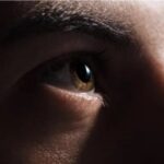 کشف ارتباط عجیب نحوه پلک زدن با شنوایی