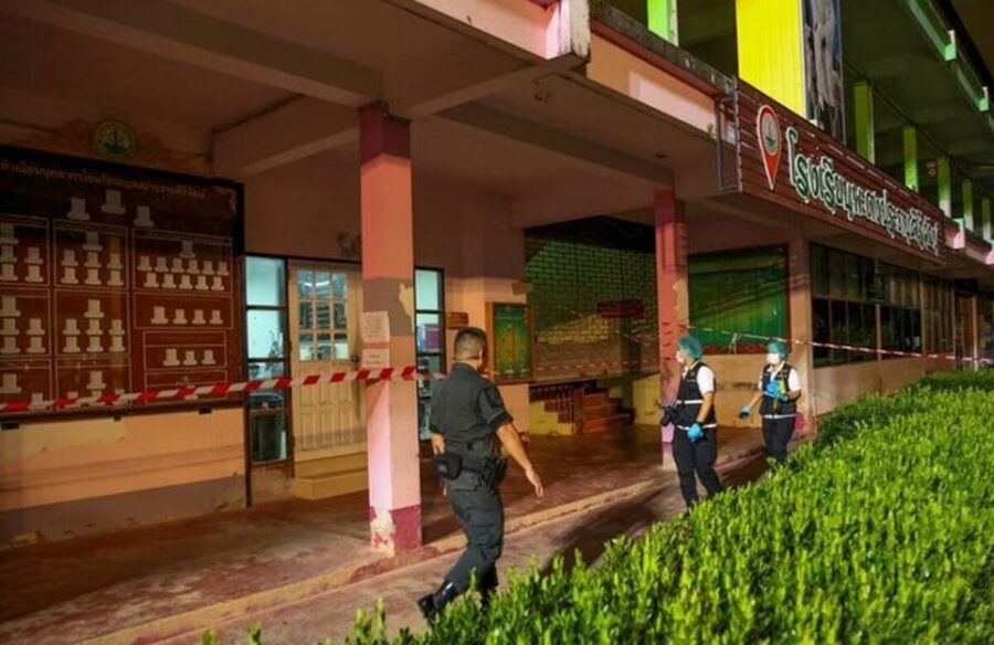 حمله یک نوجوان با اسلحه پلیس به مدرسه‌ای در تایلند