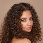 مراقبت از موهای فر: ۸ اشتباهی که موهای فر را خشک و شکننده می‌کند