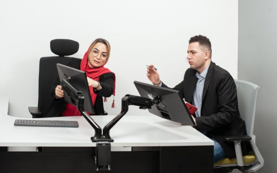 تجهیزات ارگونومیک ضروری برای حفظ سلامت کارکنان در محیط‌های کاری