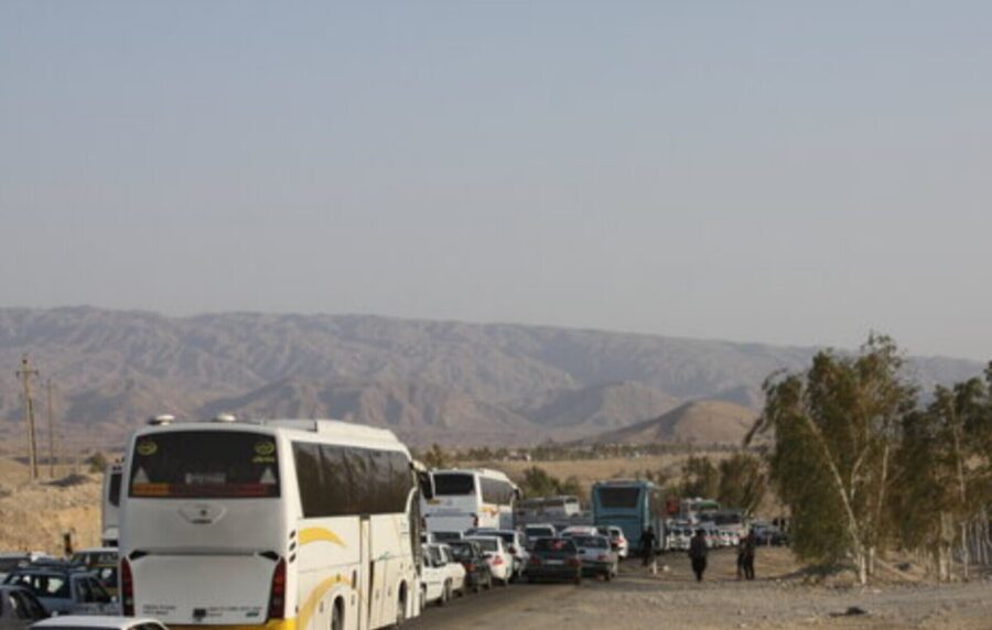 ریزش کوه باعث ترافیک سنگین در محور اصلی کشور شد