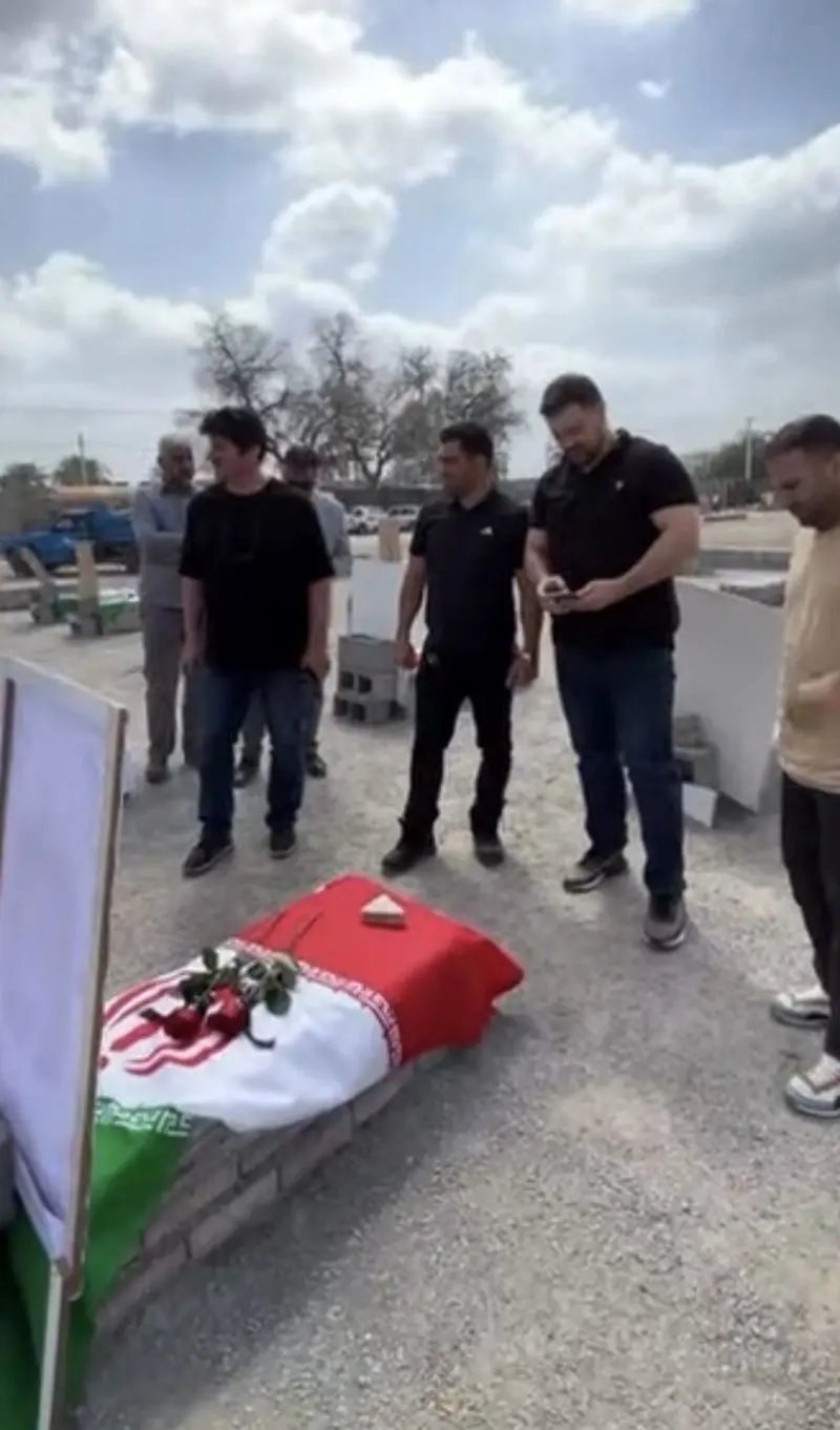 حضور رسول خادم برسر مزار شهدای میناب