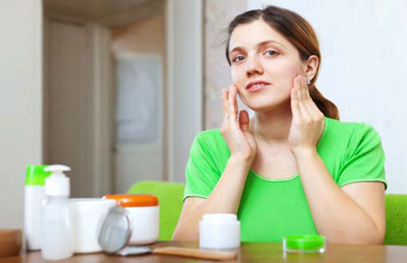 کرم روشن کننده پوست,کرم روشن کننده پوست چیست,مزایای کرم روشن کننده پوست