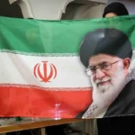 رونمایی از پرچم ایران با خاک رنگی جزیره هرمز+ عکس