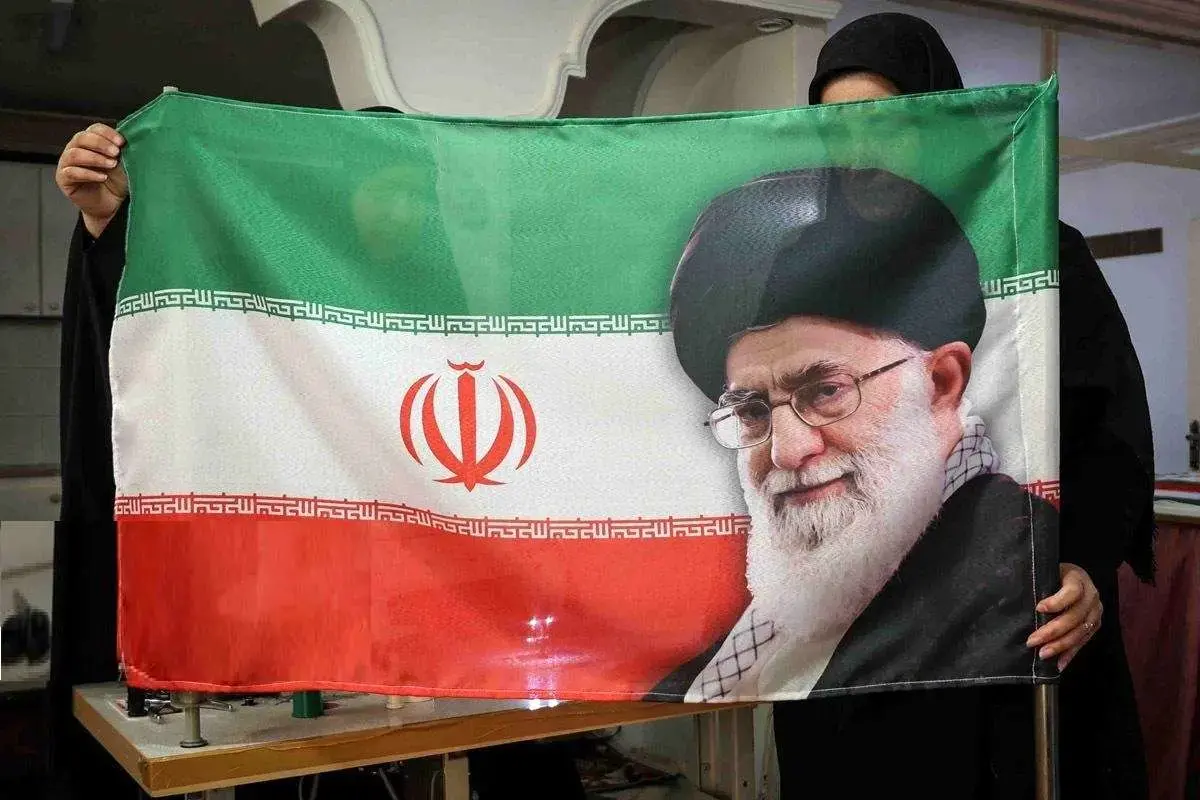 رونمایی از پرچم ایران با خاک رنگی جزیره هرمز+ عکس