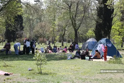 سیزده‌بدر مردم تهران در اوضاع جنگی+ عکس