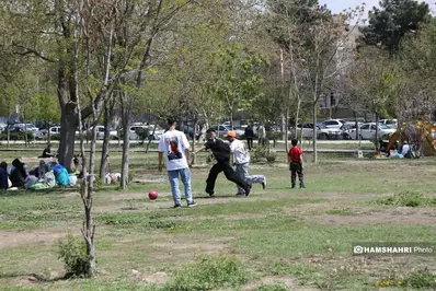 سیزده‌بدر مردم تهران در اوضاع جنگی+ عکس