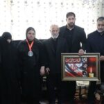 ملی‌پوش کشتی مدال خود را به شهدای جنگ رمضان اهدا کرد