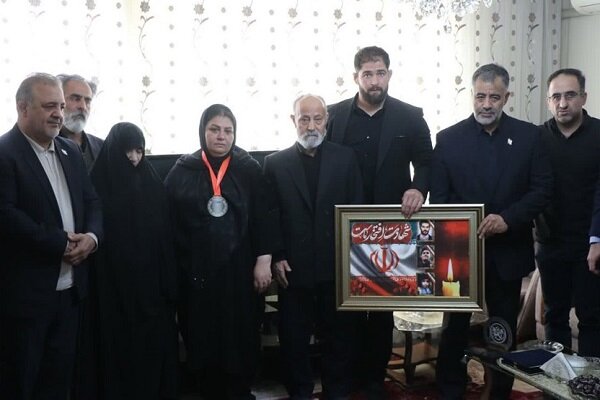 ملی‌پوش کشتی مدال خود را به شهدای جنگ رمضان اهدا کرد