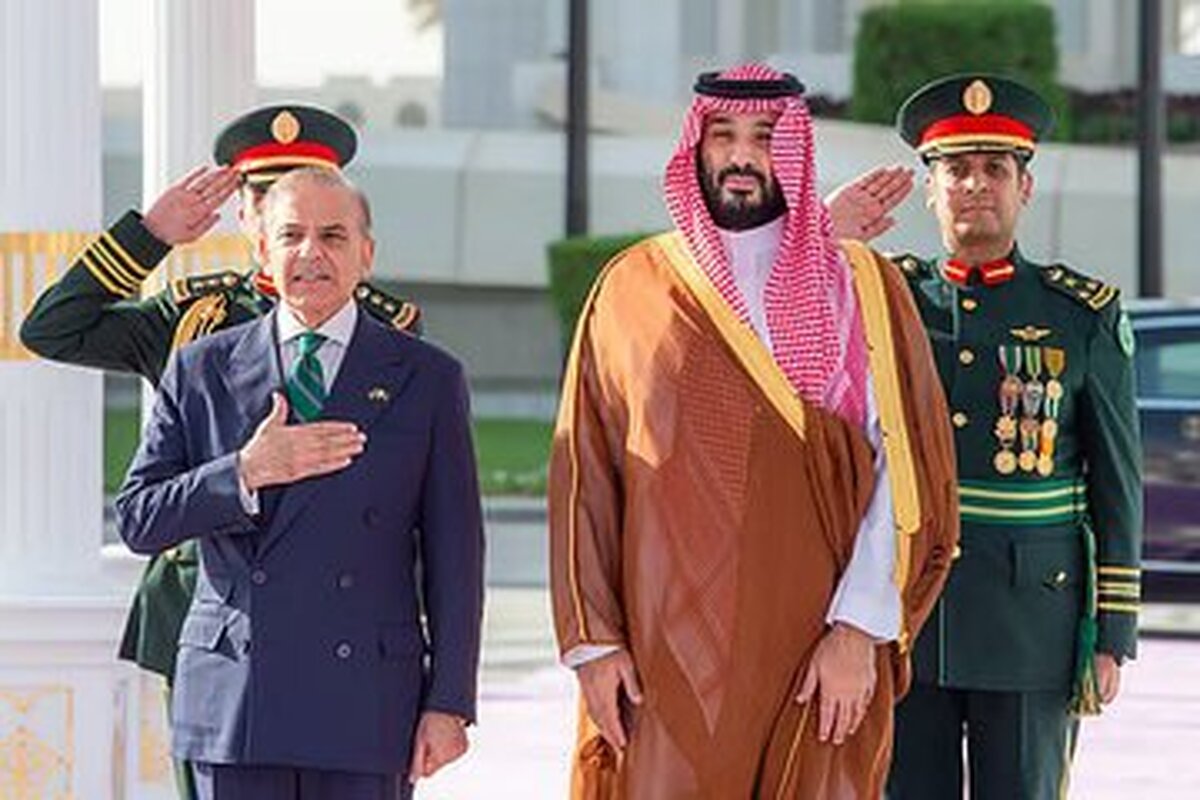 ورود نخست وزیر پاکستان به عربستان برای مذاکره با محمد بن سلمان