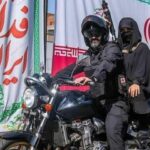 یک تصویر متفاوت/ بانوی مسلح روی موتور در میادین تهران + عکس