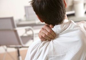 سرما باعث درد شانه می شود/ نسخه طب سنتی برای درمان شانه یخ زده