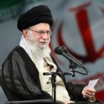 اهدای پرچم گنبد حرم مطهر حسینی، برای تکریم و بدرقه پیکر رهبر انقلاب+ عکس
