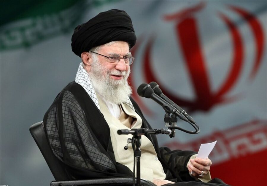 اهدای پرچم گنبد حرم مطهر حسینی، برای تکریم و بدرقه پیکر رهبر انقلاب+ عکس