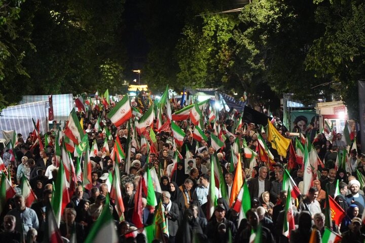 مردم همچنان پای انقلاب و رهبری ایستاده اند؛ حماسه حضور در موج ۹۸