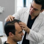 راه های درممان ریزش مو به همراه کاشت مو