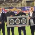 تجلیل باشگاه چادرملوی اردکان از خواننده قطعه «باید برخاست»