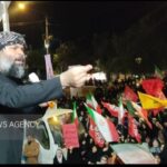 همخوانی نماهنگ «تنگه رو محکم بگیر» در تجمع مردم شیروان