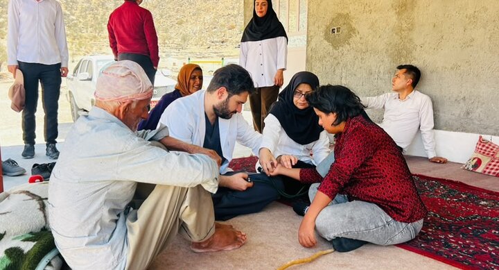خدمت به محروم‌ترین روستاهای ارم؛ تیم سلامت در مسیر روستاهای سخت‌گذر