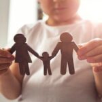 فرزندخوانده چه زمانی می‌تواند نام والدین واقعی خود را بداند؟