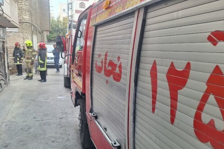 حریق مسافرخانه در خیابان آیت‌الله بهجت مشهد مهار شد 